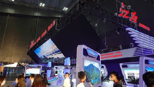 探館中非經(jīng)貿(mào)博覽會(huì) 商品琳瑯滿(mǎn)目，展覽精彩紛呈